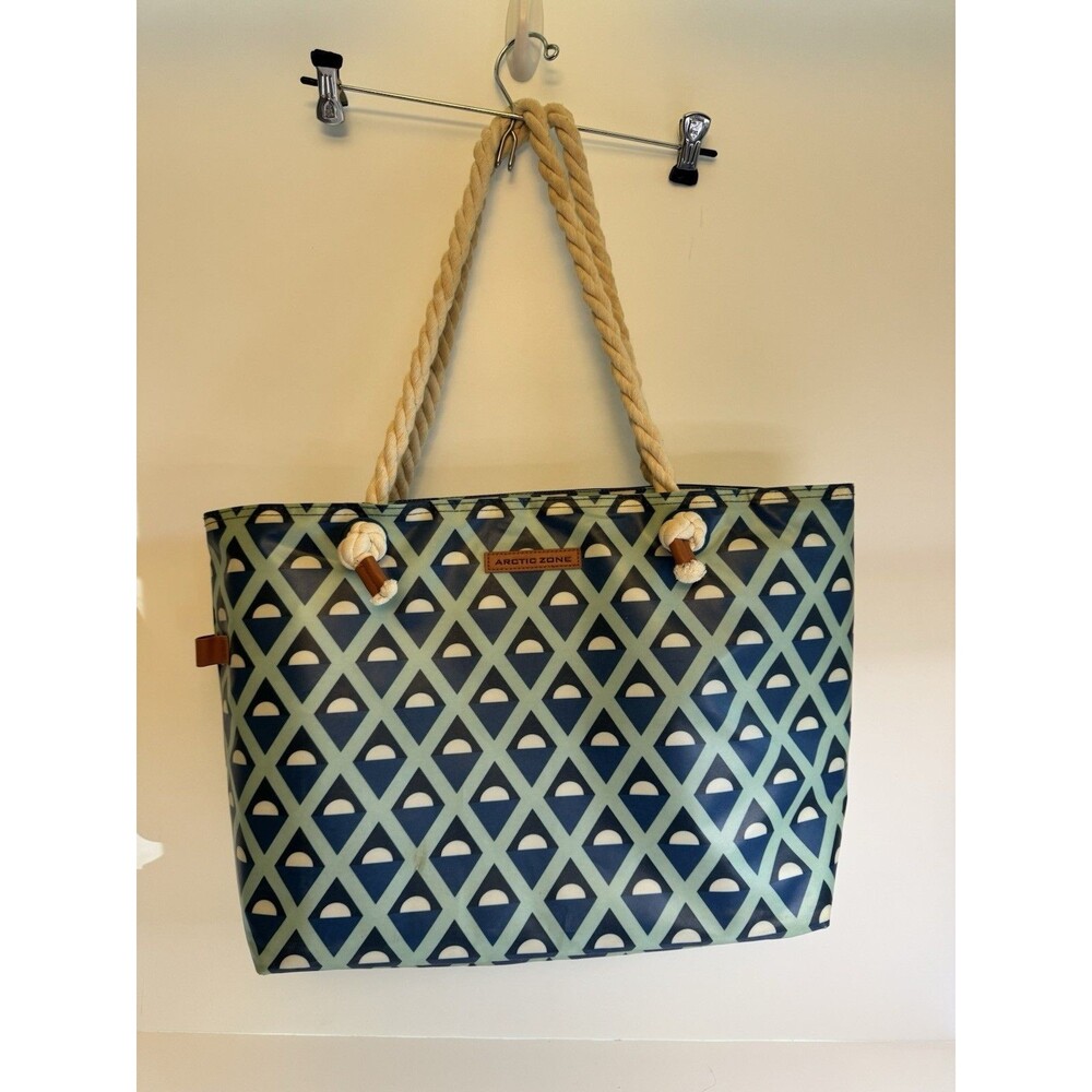 Arctic Zone Blue and White Cooler Bag Zipper Closure